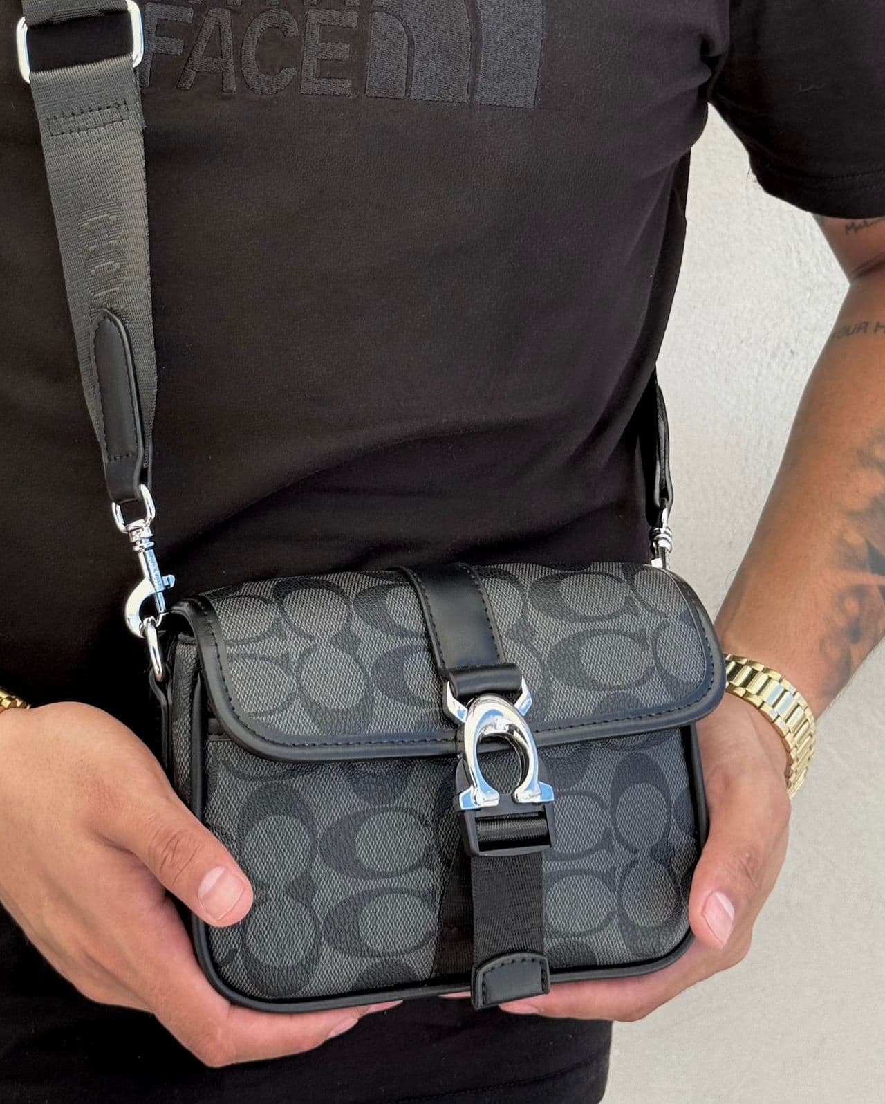 Coach – Crossbody Compact Black Monogram (Caballero)