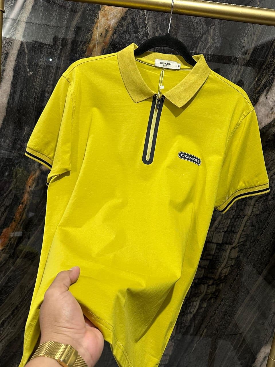 Coach – Polo Mostaza Zipper Edition (Caballero)